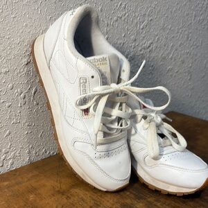 Reebok Leather Sneakers w/ Gum Sole size 6 1/2